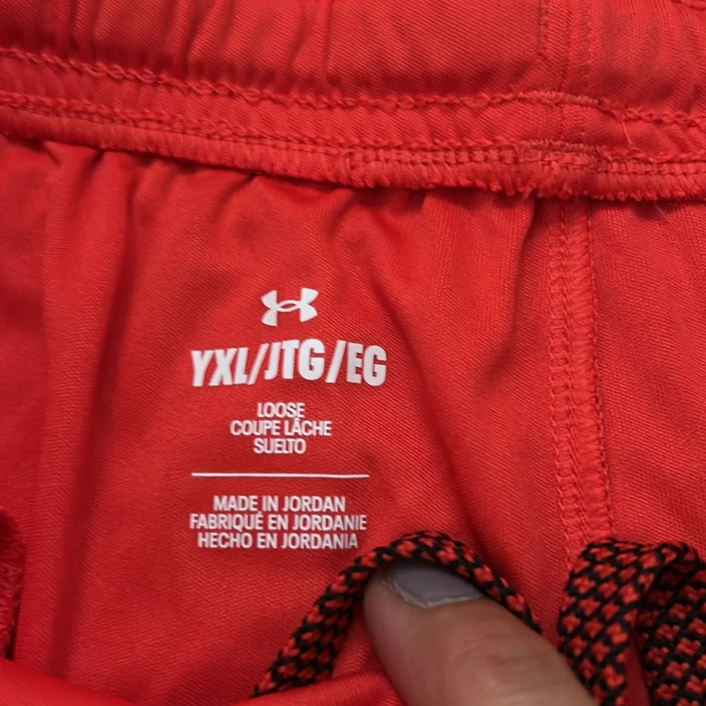 Under Armour boys size xl Red Athletic Shorts Lightweight Moisture-Wicking nwt - Picture 3 of 4